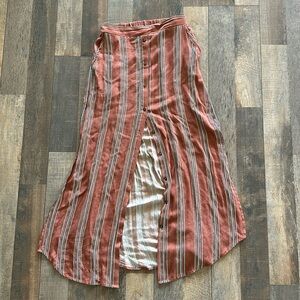 Mid length skirt size small. Button down with pockets!!